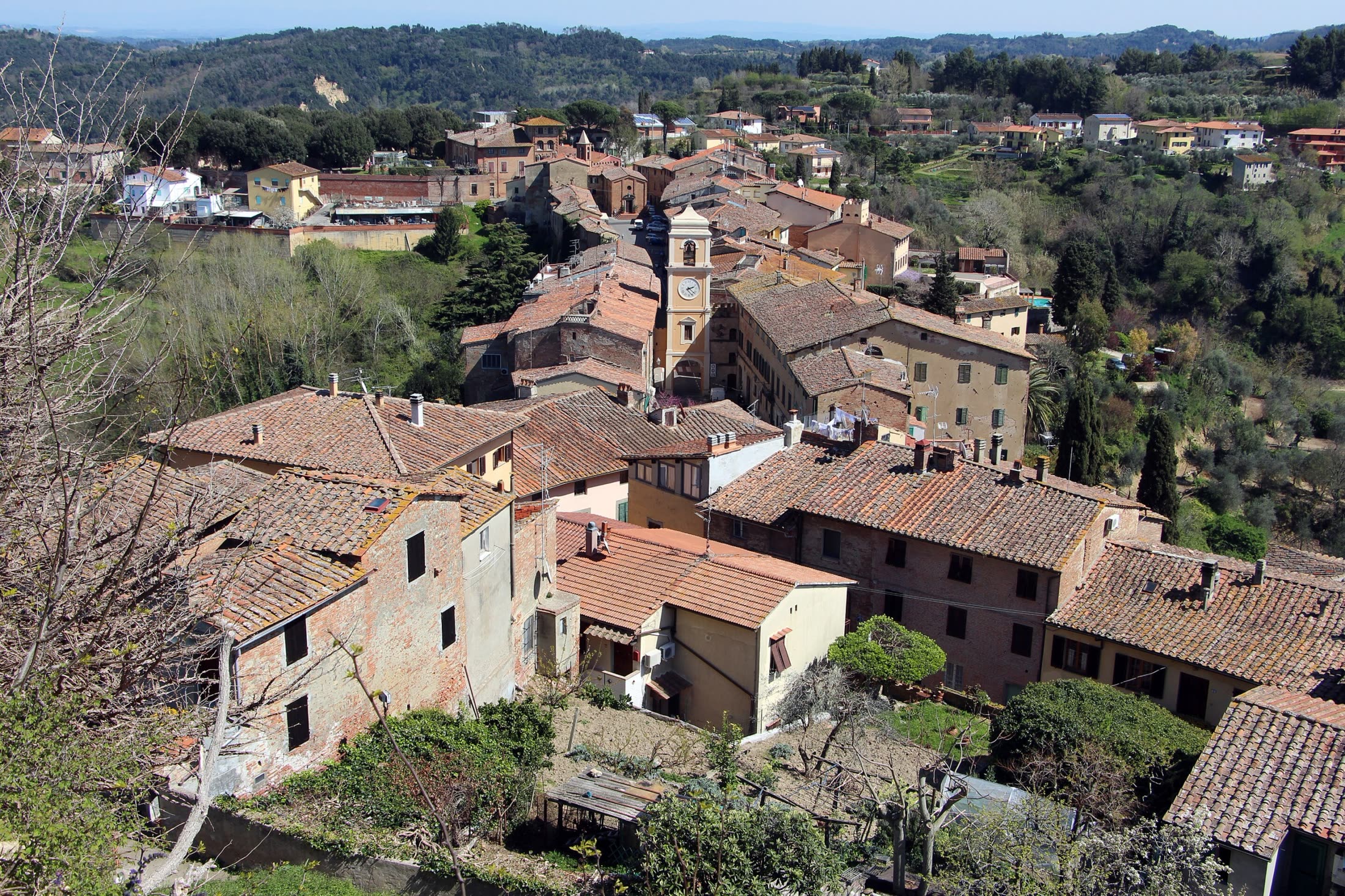 Le colline e la rocca di Palaia
